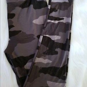 LulaRoe OS Camo Leggings